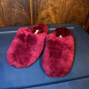 Foamtreads Deep Red Shearling Slippers Size 6